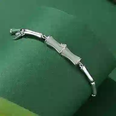 925