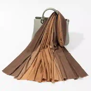 上海故事 手绘渐变空调 聚酯纤维 绒线围巾 女款 深棕米咖