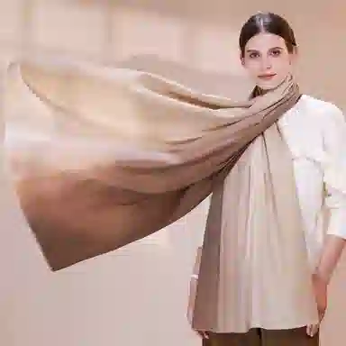 上海故事 手绘渐变空调 聚酯纤维 绒线围巾 女款 深棕米咖