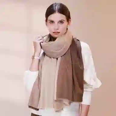 上海故事 手绘渐变空调 聚酯纤维 绒线围巾 女款 深棕米咖