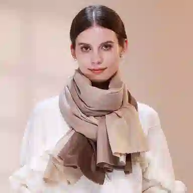 上海故事 手绘渐变空调 聚酯纤维 绒线围巾 女款 深棕米咖