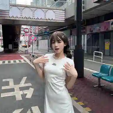 美丽衣橱 修身设计感圆领短袖连衣裙 女款 米白色