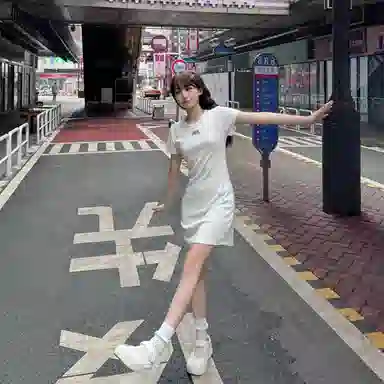 美丽衣橱 修身设计感圆领短袖连衣裙 女款 米白色