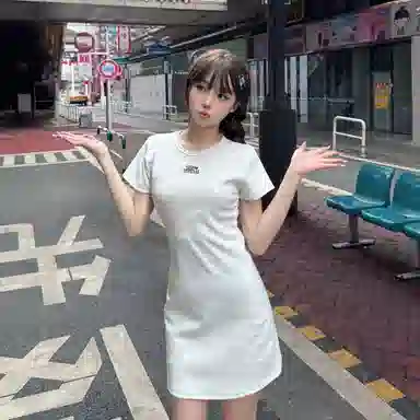 美丽衣橱 修身设计感圆领短袖连衣裙 女款 米白色