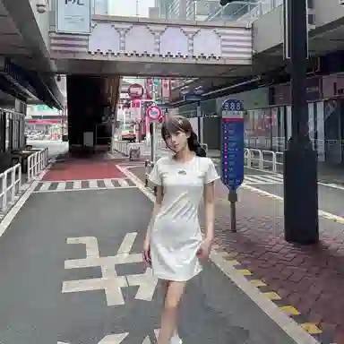 美丽衣橱 修身设计感圆领短袖连衣裙 女款 米白色