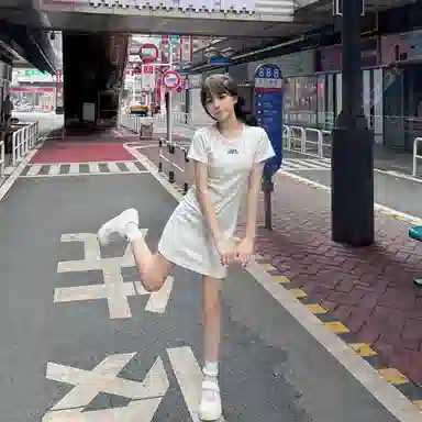 美丽衣橱 修身设计感圆领短袖连衣裙 女款 米白色