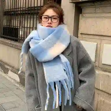 优幽兰 韩系氛围感蓝白格子软糯加厚仿羊绒高中生秋冬季百搭温柔气质保暖流苏两用高级感防寒 绒线围巾 女款