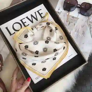 优幽兰 优雅气质高级感小香风山茶花装饰韩版百搭职业时尚洋气配西装连衣裙 丝巾 女款