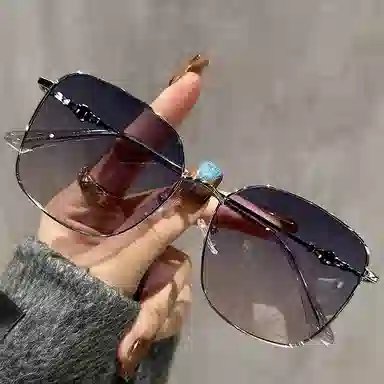 优幽兰 韩版潮流大框显脸小防紫外线百搭高级感开车驾驶遮阳个性设计感墨镜海边旅游度假街拍推 合金 方形 太阳眼镜 女款