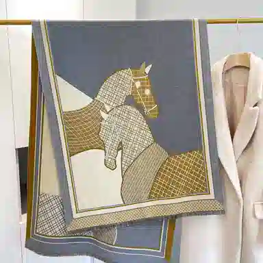 优幽兰 时尚高颜值轻奢气质骏马图案秋冬季英伦氛围感防风防寒披肩办公室空调房保暖外搭 绒线围巾 女款