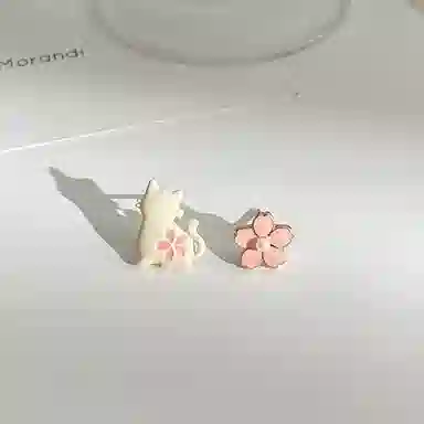 樱花猫咪卡通可爱猫咪花朵不对称森系花朵 甜美可爱少女系气质百搭设计高级感 合金 耳钉 女款