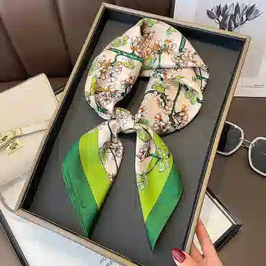 纳兰杜 小众设计感气质小方巾精致百搭高级感法式穿搭减龄 桑蚕丝 丝巾 女款 绿色 礼盒装