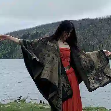 纳兰杜 高级感时尚小众潮流保暖氛围感穿搭 涤纶 披肩 女款 黑棕色/橙蓝色/黑灰色