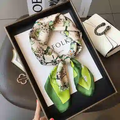 纳兰杜 小众设计感气质小方巾精致百搭高级感法式穿搭减龄 桑蚕丝 丝巾 女款 绿色 礼盒装