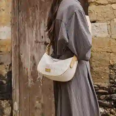 纳兰杜 高级感百搭时尚潮流软皮包包休闲通勤真皮女包 牛皮 饺子包新月包斜挎包单肩包 大号 女款 米白拼杏/焦糖棕