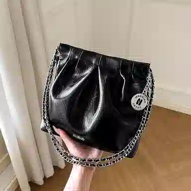 纳兰杜 潮流百搭时尚褶皱少女链条垃圾袋包 合成革 水桶包单肩包流浪包 常规 女款 子夜黑/米白色