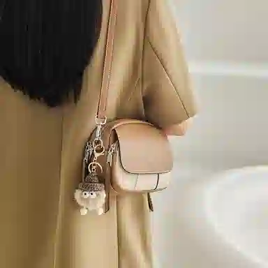 纳兰杜 包包女包百搭时尚小众品牌实用精致 牛皮 小圆包斜挎包单肩包 小号 女款 杏拼奶昔白/咖拼奶昔白