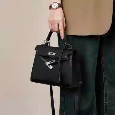 纳兰杜 高级感时尚百搭通勤小众设计 合成革 手提包 女款 白色/黑色