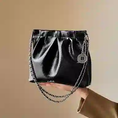 纳兰杜 潮流百搭时尚褶皱少女链条垃圾袋包 合成革 水桶包单肩包流浪包 常规 女款 子夜黑/米白色