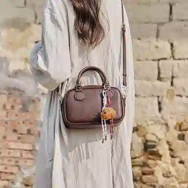 纳兰杜 复古时尚百搭简约通勤高级感小众 合成革 保龄球包斜挎手提包 中号 女款 植鞣米白拼棕/植鞣咖色