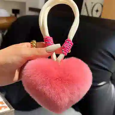 纳兰杜 可爱安可拉红手绳爱心挂件背包桃心挂饰 毛绒 钥匙扣包周边 女款 安可拉红色/浅咖色/粉色/黑色