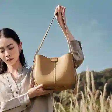 纳兰杜 高级感气质简约 牛皮拼合成革 单肩包 中号 女款 杏色