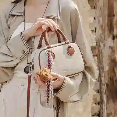 纳兰杜 复古时尚百搭简约通勤高级感小众 合成革 保龄球包斜挎手提包 中号 女款 植鞣米白拼棕/植鞣咖色