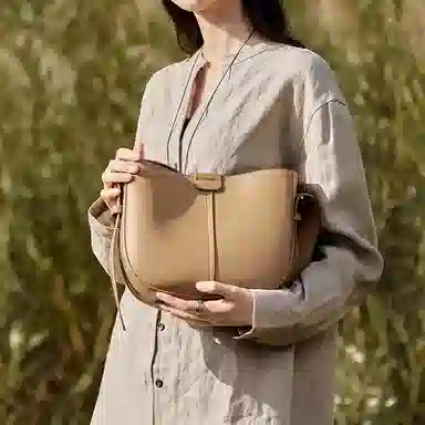 纳兰杜 高级感气质简约 牛皮拼合成革 单肩包 中号 女款 杏色