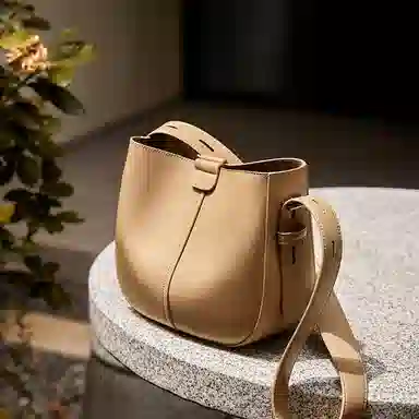 纳兰杜 高级感气质简约 牛皮拼合成革 单肩包 中号 女款 杏色