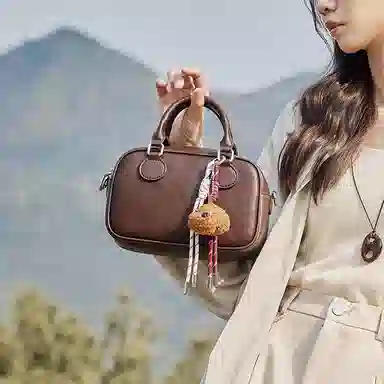 纳兰杜 复古时尚百搭简约通勤高级感小众 合成革 保龄球包斜挎手提包 中号 女款 植鞣米白拼棕/植鞣咖色