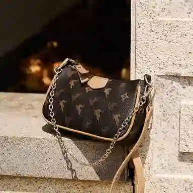 纳兰杜 麋鹿系列 品牌小众复古时尚高级质感麻将包高颜值满印撞色链条设计百搭 合成革 腋下包单肩斜挎包 小号 女款 咖色