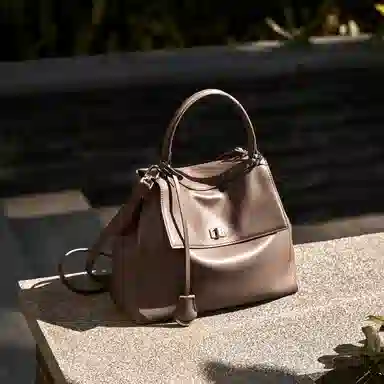 纳兰杜 高级感休闲通勤百搭简约慵懒松弛感 牛皮拼合成革 单肩手提包 中号 女款 绅士黑/米白色/大象灰