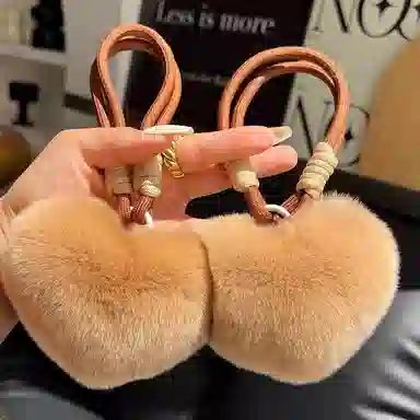 纳兰杜 可爱安可拉红手绳爱心挂件背包桃心挂饰 毛绒 钥匙扣包周边 女款 安可拉红色/浅咖色/粉色/黑色