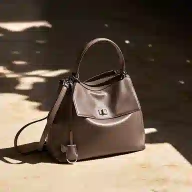 纳兰杜 高级感休闲通勤百搭简约慵懒松弛感 牛皮拼合成革 单肩手提包 中号 女款 绅士黑/米白色/大象灰