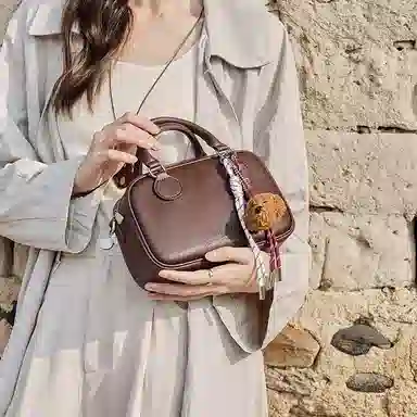 纳兰杜 复古时尚百搭简约通勤高级感小众 合成革 保龄球包斜挎手提包 中号 女款 植鞣米白拼棕/植鞣咖色