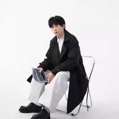 融合韩系与美式风格的纯色基础款宽松保暖百搭外套风衣 男女同款