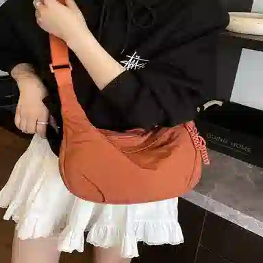 泰克森 轻便百搭通勤高级感 尼龙 斜挎包 男女同款情侣款 多色