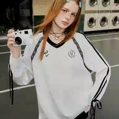 UNIFREE V-Neck Long Sleeve T-Shirt