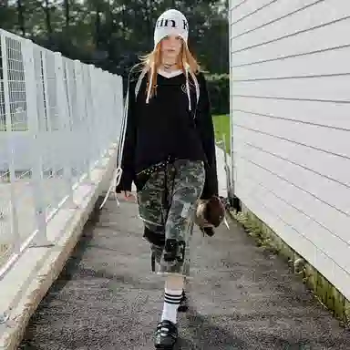 UNIFREE V-Neck Long Sleeve T-Shirt