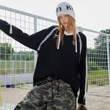 UNIFREE V-Neck Long Sleeve T-Shirt