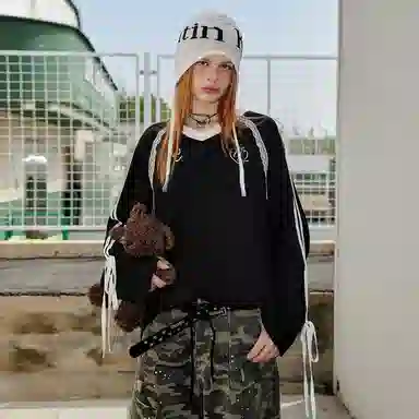 UNIFREE V-Neck Long Sleeve T-Shirt