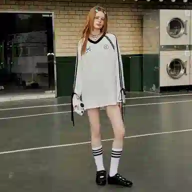 UNIFREE V-Neck Long Sleeve T-Shirt