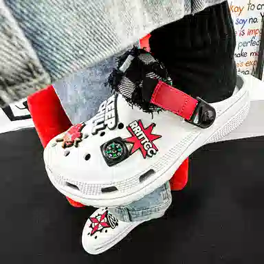 OUBT Compass Clogs White