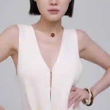 925