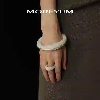 慕阳 小众优雅 显白古典气质轻奢简约设计 日常精致百搭优雅大气休闲时尚 清冷氛围感素雅气质 精美礼盒 好运 树脂 手镯 女款