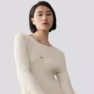 925