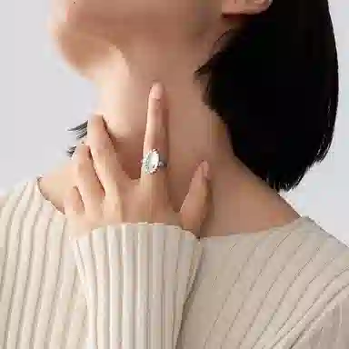 925