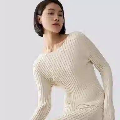 925