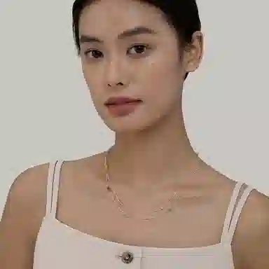 925