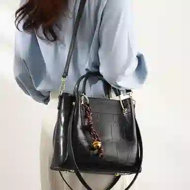 恒源祥 新时尚百搭大气大容量高级感懒惰风鳄鱼纹水桶包菜篮子百搭复古通勤 超纤合成革 单肩包斜挎手提包 女款 黑色